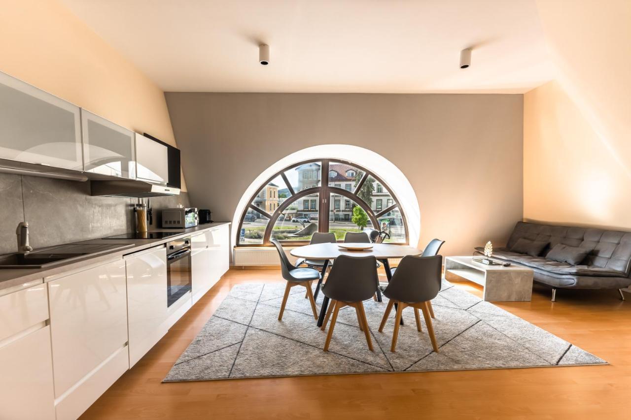 Lovely 4-Bedroom Flat In Historical Center With Stunning View Trenčín Kültér fotó