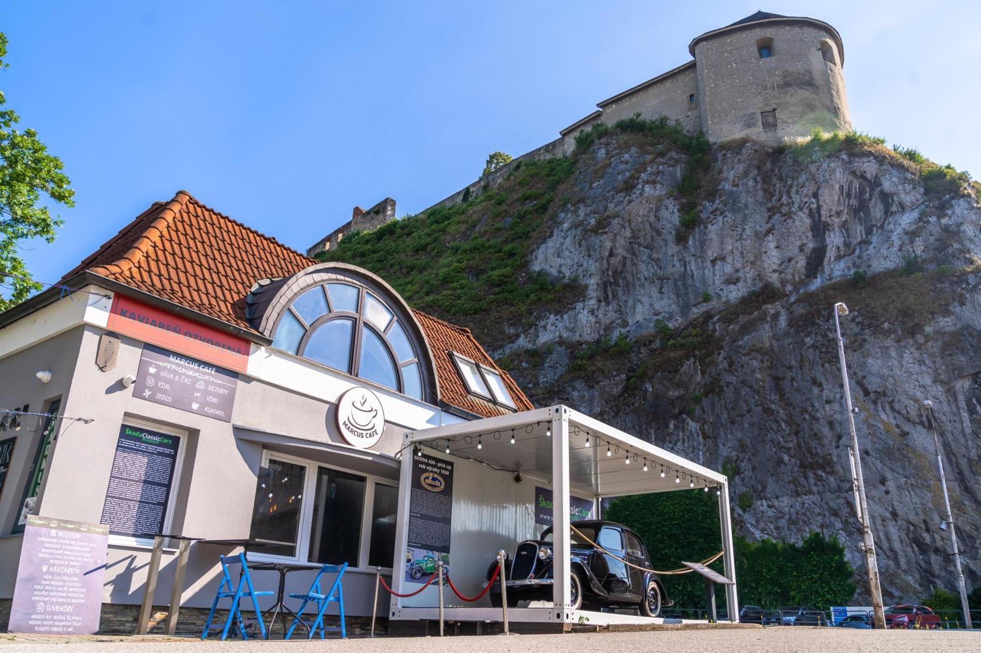 Lovely 4-Bedroom Flat In Historical Center With Stunning View Trenčín Kültér fotó